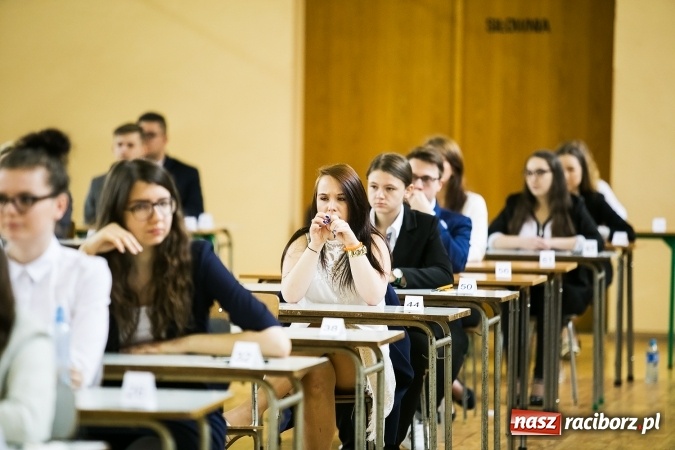 Zdjęcie w galerii na portalu naszraciborz.pl: Matura 2017 - dobre nastroje wśród uczniów II LO przed egzaminem z języka polskiego  wiadomości z regionu