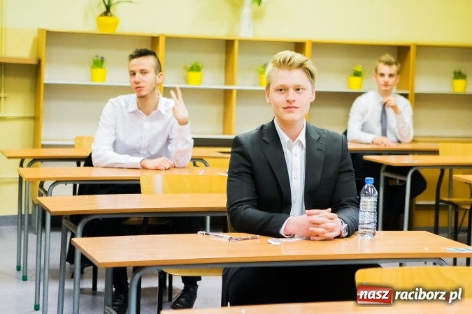 Zdjęcie w galerii na portalu naszraciborz.pl: Matura 2017 - dobre nastroje wśród uczniów II LO przed egzaminem z języka polskiego  wiadomości z regionu