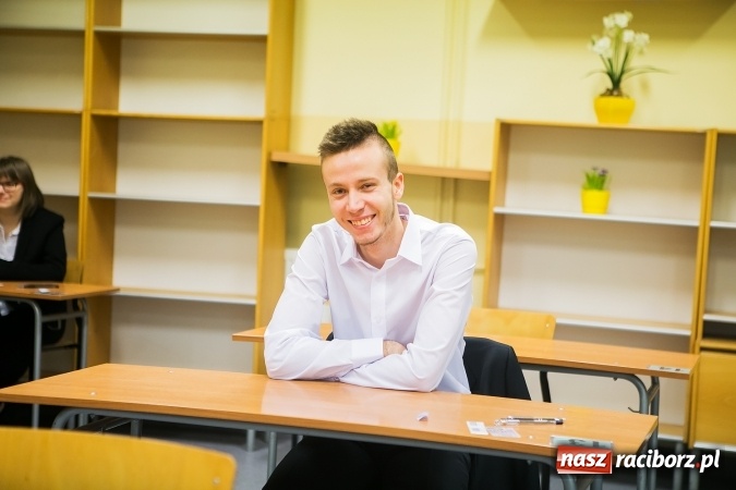 Zdjęcie w galerii na portalu naszraciborz.pl: Matura 2017 - dobre nastroje wśród uczniów II LO przed egzaminem z języka polskiego  wiadomości z regionu