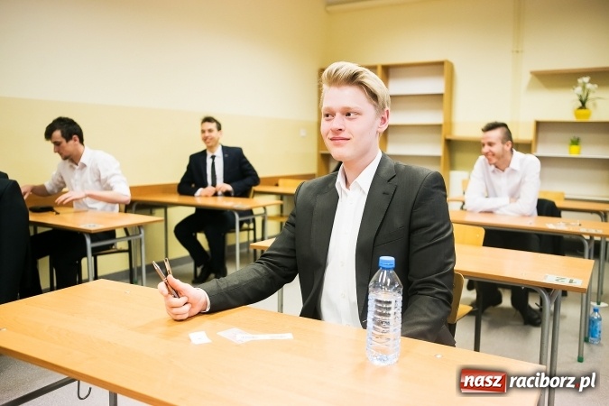 Zdjęcie w galerii na portalu naszraciborz.pl: Matura 2017 - dobre nastroje wśród uczniów II LO przed egzaminem z języka polskiego  wiadomości z regionu