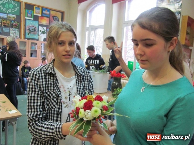 Zdjęcie w galerii na portalu naszraciborz.pl: Za oknem śnieg, a u nas wiosennie i kolorowo – Dzień Ziemi w Gimnazjum nr 5  wiadomości z regionu