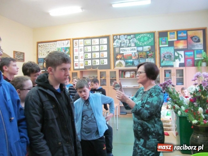 Zdjęcie w galerii na portalu naszraciborz.pl: Za oknem śnieg, a u nas wiosennie i kolorowo – Dzień Ziemi w Gimnazjum nr 5  wiadomości z regionu
