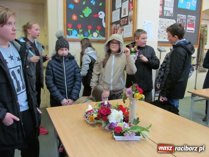 Zdjęcie w galerii na portalu naszraciborz.pl: Za oknem śnieg, a u nas wiosennie i kolorowo – Dzień Ziemi w Gimnazjum nr 5  wiadomości z regionu