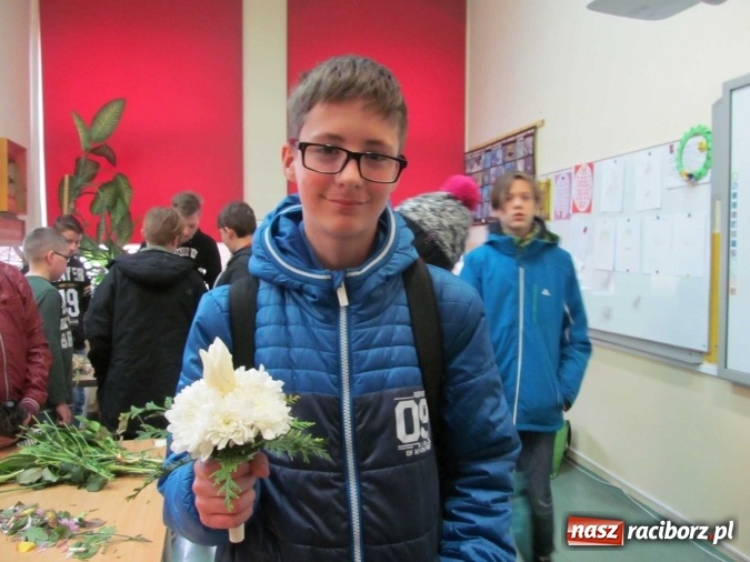 Zdjęcie w galerii na portalu naszraciborz.pl: Za oknem śnieg, a u nas wiosennie i kolorowo – Dzień Ziemi w Gimnazjum nr 5  wiadomości z regionu