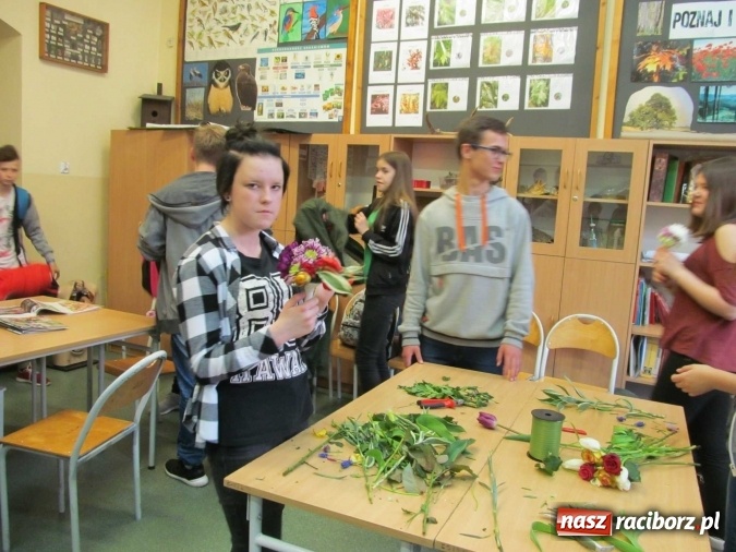 Zdjęcie w galerii na portalu naszraciborz.pl: Za oknem śnieg, a u nas wiosennie i kolorowo – Dzień Ziemi w Gimnazjum nr 5  wiadomości z regionu