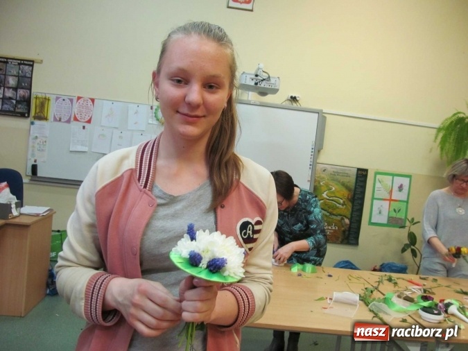 Zdjęcie w galerii na portalu naszraciborz.pl: Za oknem śnieg, a u nas wiosennie i kolorowo – Dzień Ziemi w Gimnazjum nr 5  wiadomości z regionu