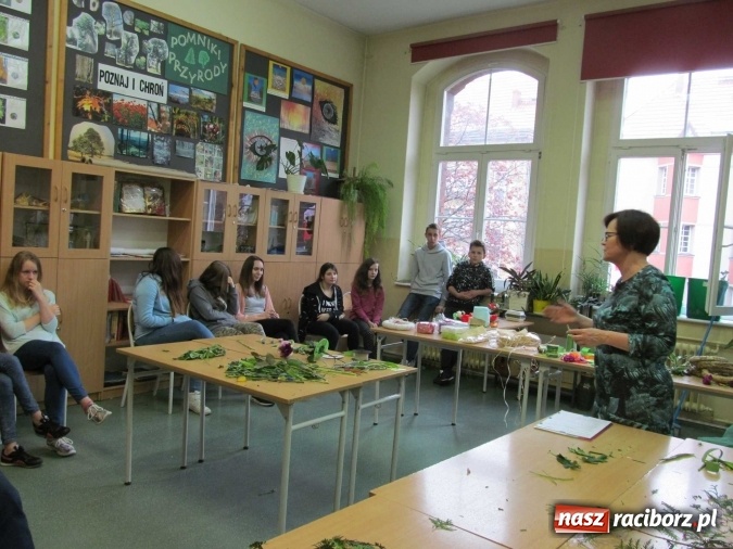 Zdjęcie w galerii na portalu naszraciborz.pl: Za oknem śnieg, a u nas wiosennie i kolorowo – Dzień Ziemi w Gimnazjum nr 5  wiadomości z regionu