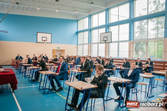 Zdjęcie w galerii na portalu naszraciborz.pl: Matura 2017 - abiturienci CKZiU nr 2 przystąpili do egzaminu z języka polskiego wiadomości z regionu