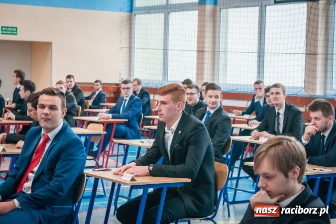 Zdjęcie w galerii na portalu naszraciborz.pl: Matura 2017 - abiturienci CKZiU nr 2 przystąpili do egzaminu z języka polskiego wiadomości z regionu