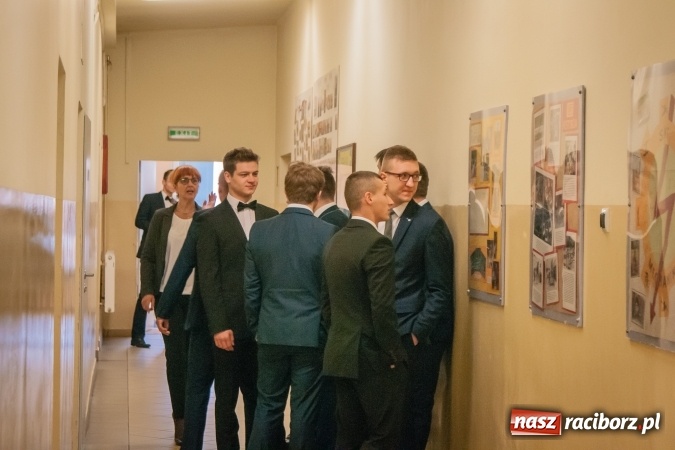 Zdjęcie w galerii na portalu naszraciborz.pl: Matura 2017 - abiturienci CKZiU nr 2 przystąpili do egzaminu z języka polskiego wiadomości z regionu