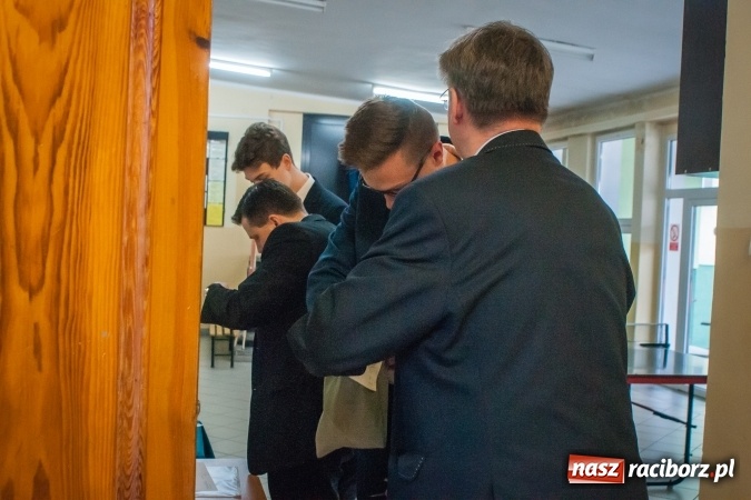 Zdjęcie w galerii na portalu naszraciborz.pl: Matura 2017 - abiturienci CKZiU nr 2 przystąpili do egzaminu z języka polskiego wiadomości z regionu