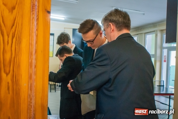 Zdjęcie w galerii na portalu naszraciborz.pl: Matura 2017 - abiturienci CKZiU nr 2 przystąpili do egzaminu z języka polskiego wiadomości z regionu