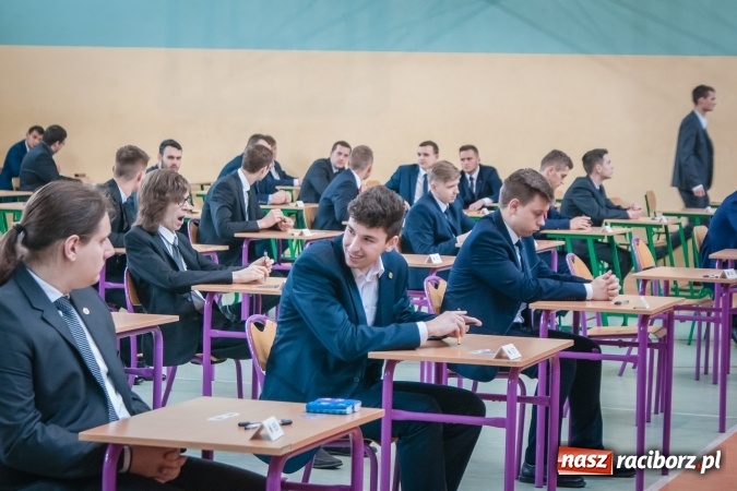 Zdjęcie w galerii na portalu naszraciborz.pl: Matura 2017 - abiturienci CKZiU nr 2 przystąpili do egzaminu z języka polskiego wiadomości z regionu