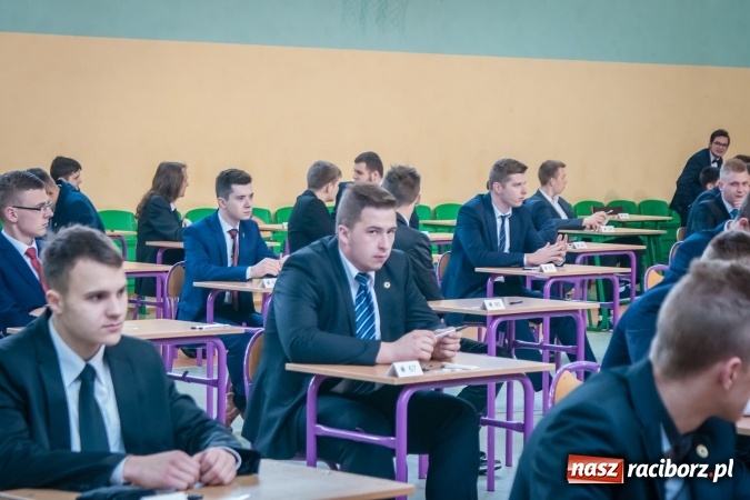 Zdjęcie w galerii na portalu naszraciborz.pl: Matura 2017 - abiturienci CKZiU nr 2 przystąpili do egzaminu z języka polskiego wiadomości z regionu
