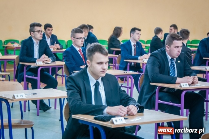 Zdjęcie w galerii na portalu naszraciborz.pl: Matura 2017 - abiturienci CKZiU nr 2 przystąpili do egzaminu z języka polskiego wiadomości z regionu