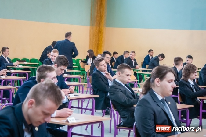 Zdjęcie w galerii na portalu naszraciborz.pl: Matura 2017 - abiturienci CKZiU nr 2 przystąpili do egzaminu z języka polskiego wiadomości z regionu