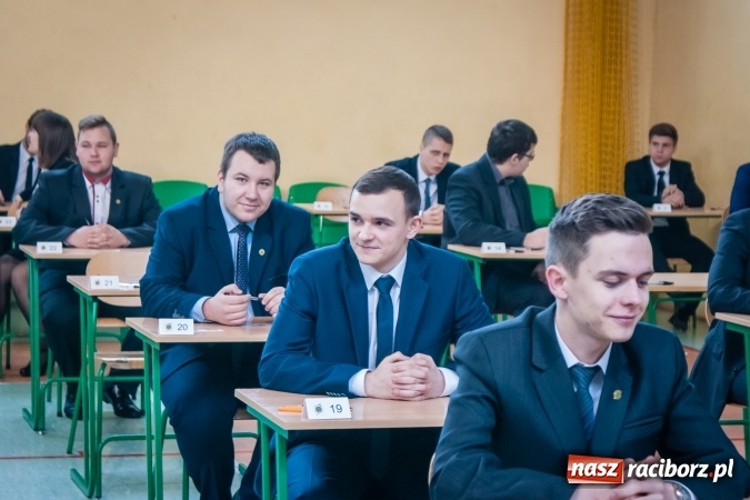 Zdjęcie w galerii na portalu naszraciborz.pl: Matura 2017 - abiturienci CKZiU nr 2 przystąpili do egzaminu z języka polskiego wiadomości z regionu