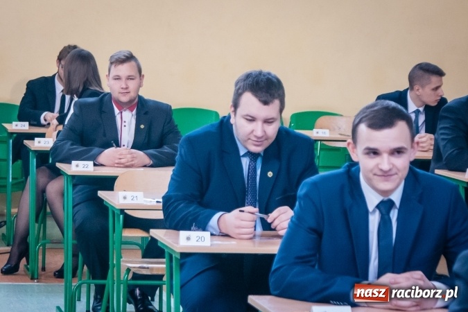 Zdjęcie w galerii na portalu naszraciborz.pl: Matura 2017 - abiturienci CKZiU nr 2 przystąpili do egzaminu z języka polskiego wiadomości z regionu