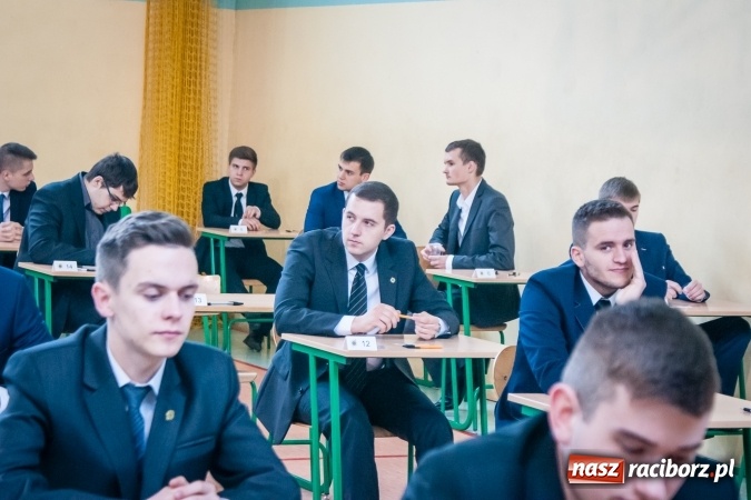 Zdjęcie w galerii na portalu naszraciborz.pl: Matura 2017 - abiturienci CKZiU nr 2 przystąpili do egzaminu z języka polskiego wiadomości z regionu