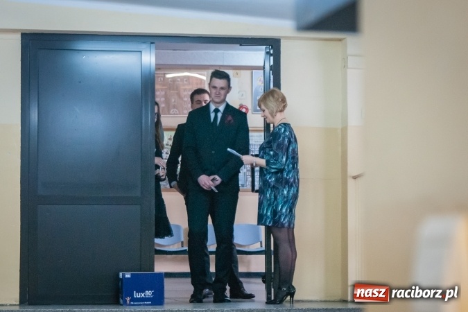 Zdjęcie w galerii na portalu naszraciborz.pl: Matura 2017 - abiturienci CKZiU nr 2 przystąpili do egzaminu z języka polskiego wiadomości z regionu