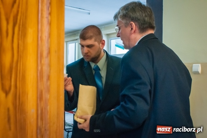 Zdjęcie w galerii na portalu naszraciborz.pl: Matura 2017 - abiturienci CKZiU nr 2 przystąpili do egzaminu z języka polskiego wiadomości z regionu