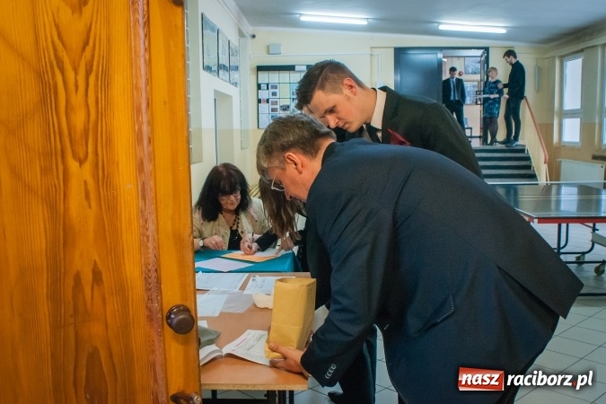 Zdjęcie w galerii na portalu naszraciborz.pl: Matura 2017 - abiturienci CKZiU nr 2 przystąpili do egzaminu z języka polskiego wiadomości z regionu