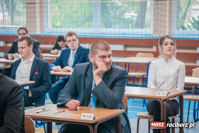 Zdjęcie w galerii na portalu naszraciborz.pl: Matura 2017 - abiturienci CKZiU nr 2 przystąpili do egzaminu z języka polskiego wiadomości z regionu