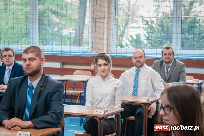 Zdjęcie w galerii na portalu naszraciborz.pl: Matura 2017 - abiturienci CKZiU nr 2 przystąpili do egzaminu z języka polskiego wiadomości z regionu