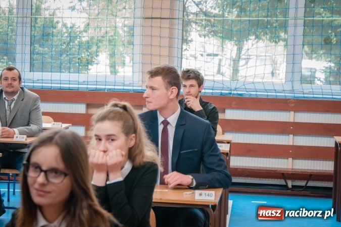 Zdjęcie w galerii na portalu naszraciborz.pl: Matura 2017 - abiturienci CKZiU nr 2 przystąpili do egzaminu z języka polskiego wiadomości z regionu