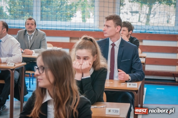 Zdjęcie w galerii na portalu naszraciborz.pl: Matura 2017 - abiturienci CKZiU nr 2 przystąpili do egzaminu z języka polskiego wiadomości z regionu