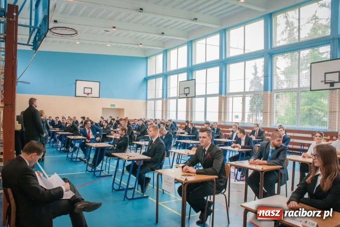 Zdjęcie w galerii na portalu naszraciborz.pl: Matura 2017 - abiturienci CKZiU nr 2 przystąpili do egzaminu z języka polskiego wiadomości z regionu