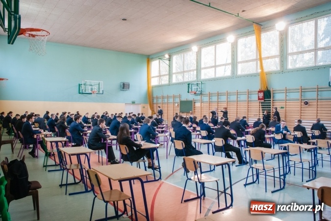 Zdjęcie w galerii na portalu naszraciborz.pl: Matura 2017 - abiturienci CKZiU nr 2 przystąpili do egzaminu z języka polskiego wiadomości z regionu