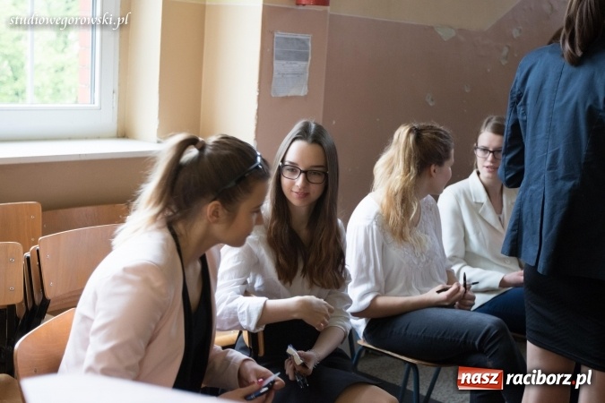 Zdjęcie w galerii na portalu naszraciborz.pl: Matura w Kasprowiczu. W I LO dobre nastroje  wiadomości z regionu