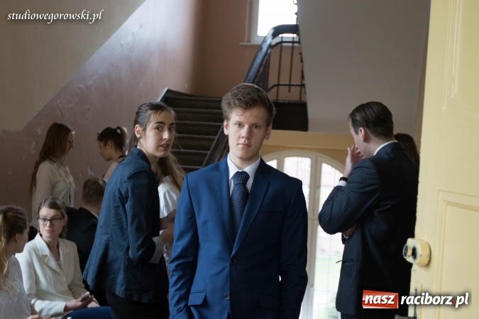 Zdjęcie w galerii na portalu naszraciborz.pl: Matura w Kasprowiczu. W I LO dobre nastroje  wiadomości z regionu