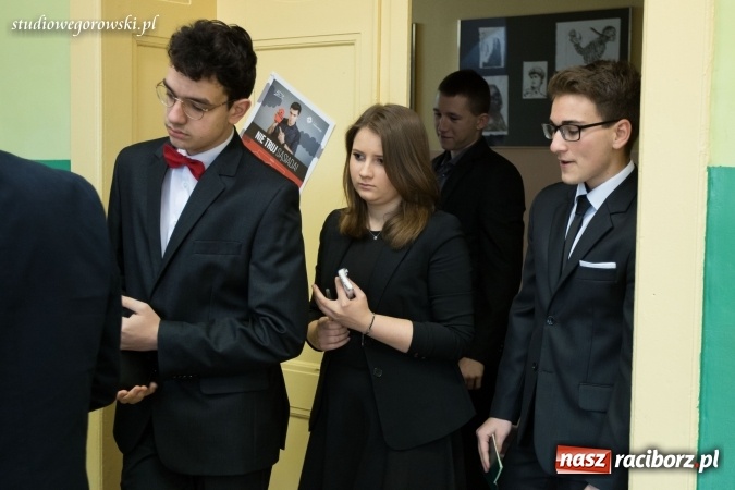 Zdjęcie w galerii na portalu naszraciborz.pl: Matura w Kasprowiczu. W I LO dobre nastroje  wiadomości z regionu