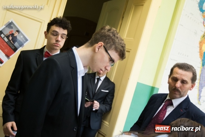 Zdjęcie w galerii na portalu naszraciborz.pl: Matura w Kasprowiczu. W I LO dobre nastroje  wiadomości z regionu