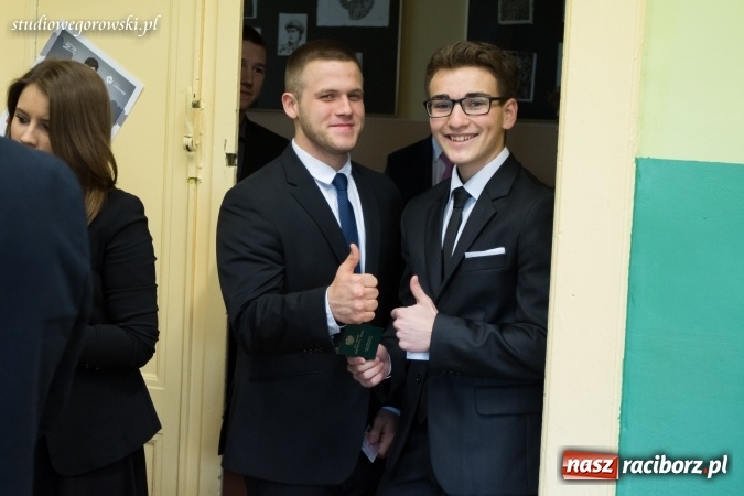 Zdjęcie w galerii na portalu naszraciborz.pl: Matura w Kasprowiczu. W I LO dobre nastroje  wiadomości z regionu