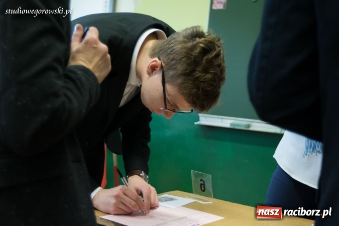 Zdjęcie w galerii na portalu naszraciborz.pl: Matura w Kasprowiczu. W I LO dobre nastroje  wiadomości z regionu