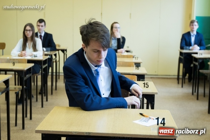 Zdjęcie w galerii na portalu naszraciborz.pl: Matura w Kasprowiczu. W I LO dobre nastroje  wiadomości z regionu