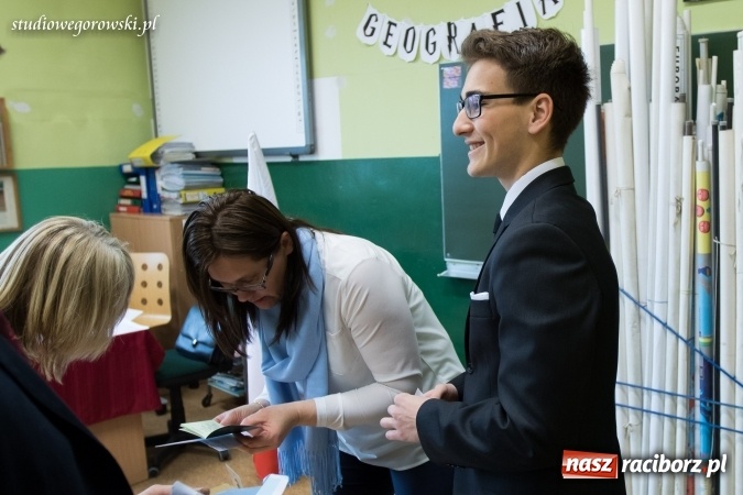 Zdjęcie w galerii na portalu naszraciborz.pl: Matura w Kasprowiczu. W I LO dobre nastroje  wiadomości z regionu