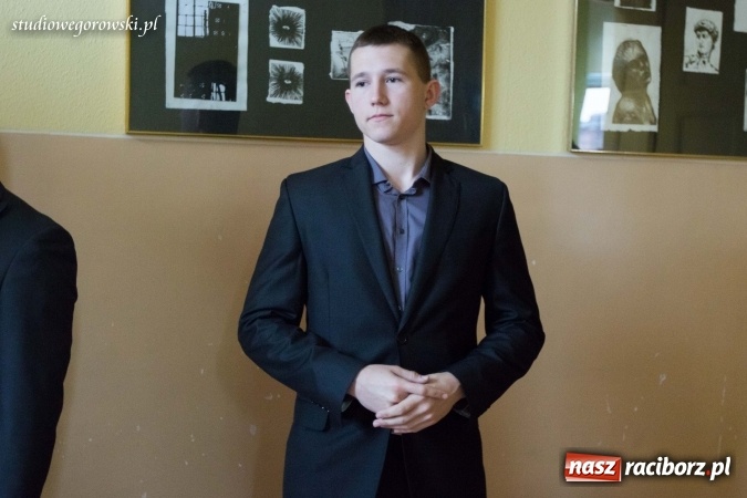 Zdjęcie w galerii na portalu naszraciborz.pl: Matura w Kasprowiczu. W I LO dobre nastroje  wiadomości z regionu