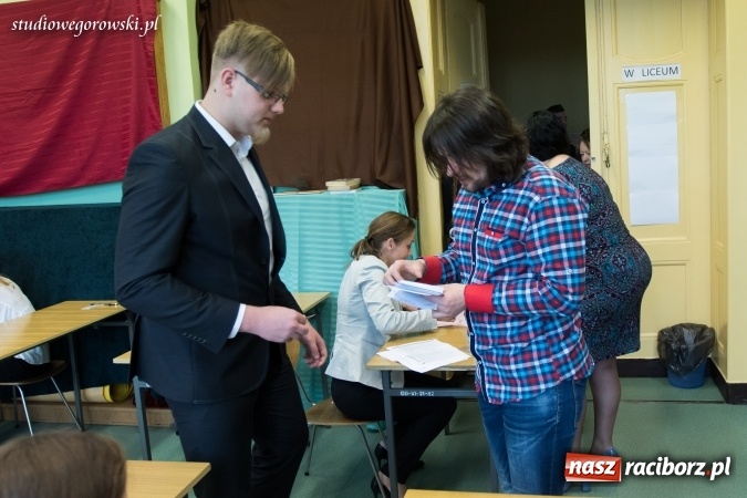 Zdjęcie w galerii na portalu naszraciborz.pl: Matura w Kasprowiczu. W I LO dobre nastroje  wiadomości z regionu