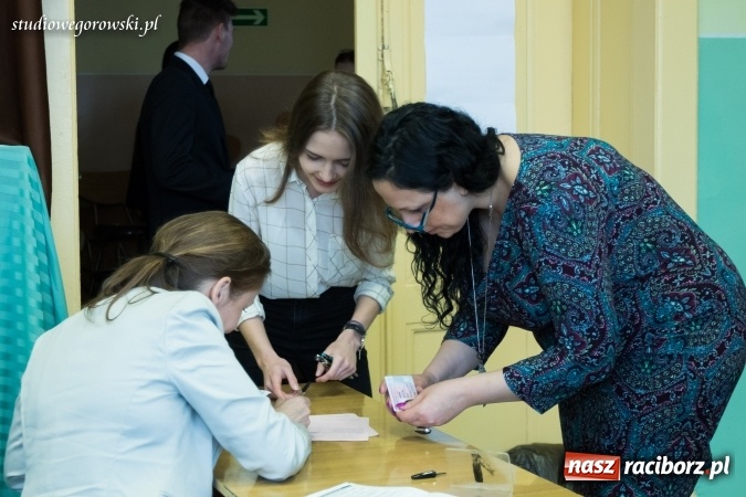 Zdjęcie w galerii na portalu naszraciborz.pl: Matura w Kasprowiczu. W I LO dobre nastroje  wiadomości z regionu