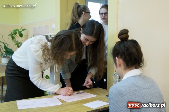 Zdjęcie w galerii na portalu naszraciborz.pl: Matura w Kasprowiczu. W I LO dobre nastroje  wiadomości z regionu