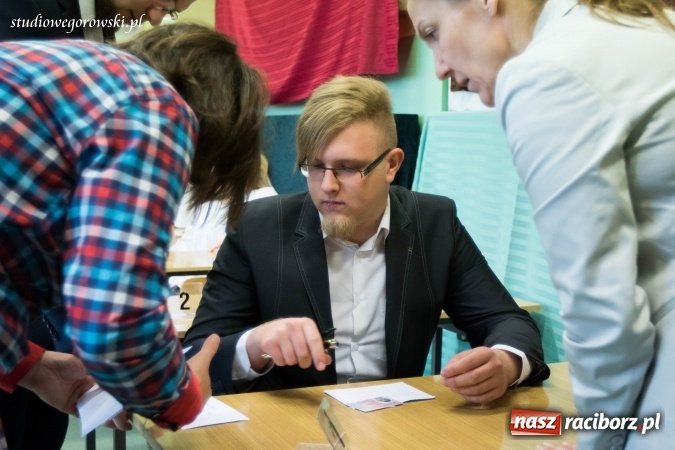 Zdjęcie w galerii na portalu naszraciborz.pl: Matura w Kasprowiczu. W I LO dobre nastroje  wiadomości z regionu