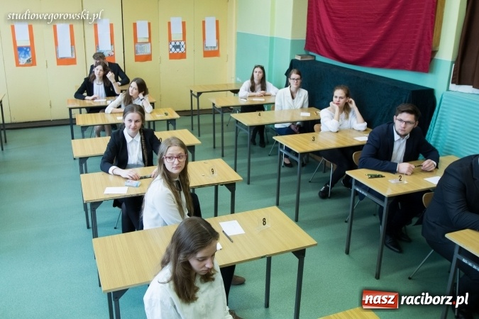 Zdjęcie w galerii na portalu naszraciborz.pl: Matura w Kasprowiczu. W I LO dobre nastroje  wiadomości z regionu