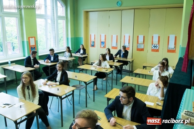 Zdjęcie w galerii na portalu naszraciborz.pl: Matura w Kasprowiczu. W I LO dobre nastroje  wiadomości z regionu