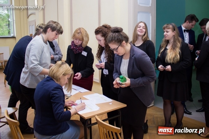 Zdjęcie w galerii na portalu naszraciborz.pl: W raciborskim Ekonomiku pełna koncentracja  wiadomości z regionu