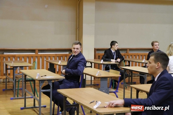 Zdjęcie w galerii na portalu naszraciborz.pl: Pierwszy dzień matury w raciborskiej ZSOMS wiadomości z regionu