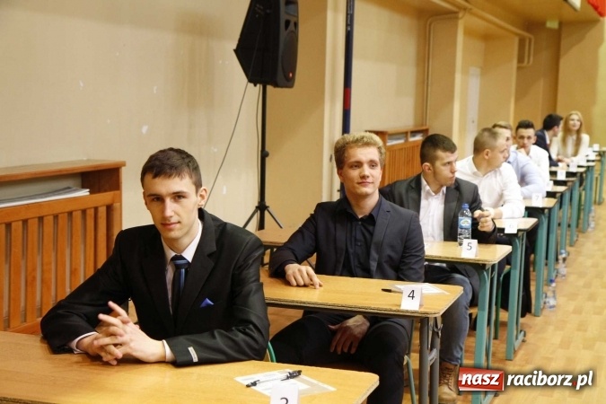 Zdjęcie w galerii na portalu naszraciborz.pl: Pierwszy dzień matury w raciborskiej ZSOMS wiadomości z regionu